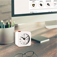 Mini-horloge et alarme sans tic-toc, Analogique, À piles, 2,3" dia., Blanc OQ835 | Pronet Distribution