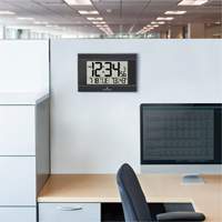 Horloge murale numérique à réglage automatique avec rétroéclairage automatique, Numérique, À piles, Noir OR501 | Pronet Distribution